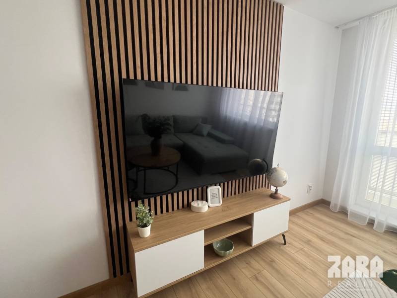 ADLEROVA- Veľmi pekný 2 izb. byt po KR. 43 m2 + loggia. Nová KR.