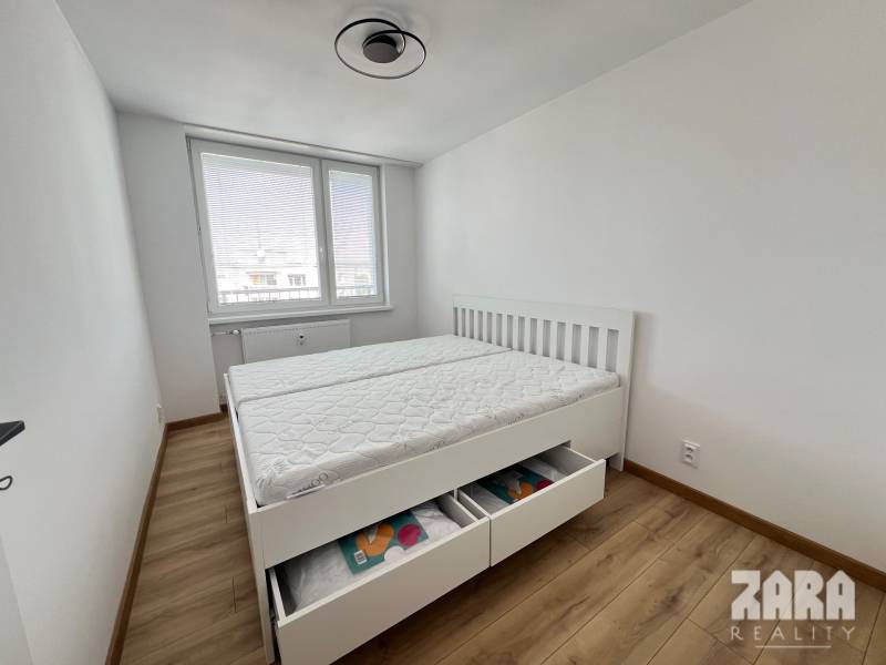 ADLEROVA- Veľmi pekný 2 izb. byt po KR. 43 m2 + loggia. Nová KR.