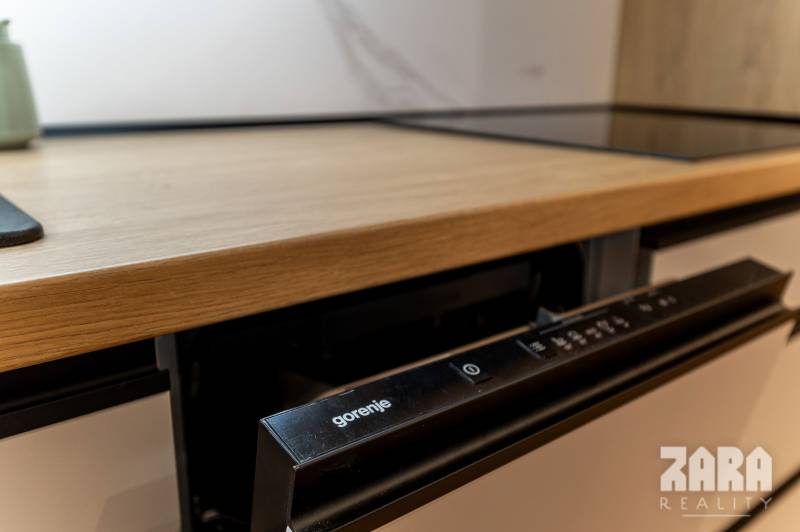 ADLEROVA- Veľmi pekný 2 izb. byt po KR. 43 m2 + loggia. Nová KR.