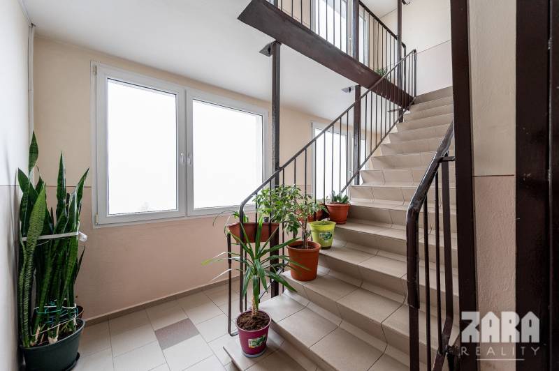 ADLEROVA- Veľmi pekný 2 izb. byt po KR. 43 m2 + loggia. Nová KR.