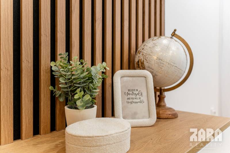 ADLEROVA- Veľmi pekný 2 izb. byt po KR. 43 m2 + loggia. Nová KR.