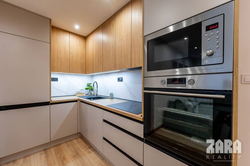 ADLEROVA- Veľmi pekný 2 izb. byt po KR. 43 m2 + loggia. Nová KR.