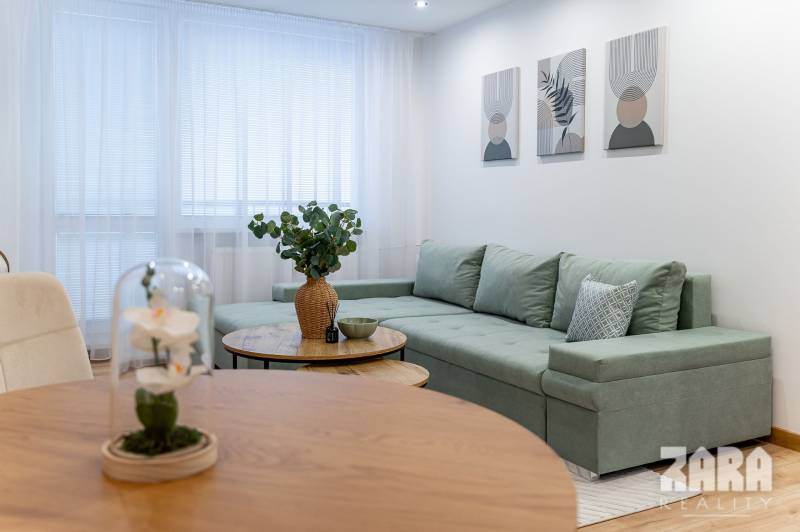 ADLEROVA- Veľmi pekný 2 izb. byt po KR. 43 m2 + loggia. Nová KR.