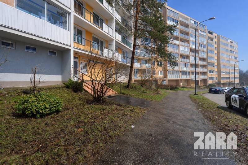 ADLEROVA- Veľmi pekný 2 izb. byt po KR. 43 m2 + loggia. Nová KR.