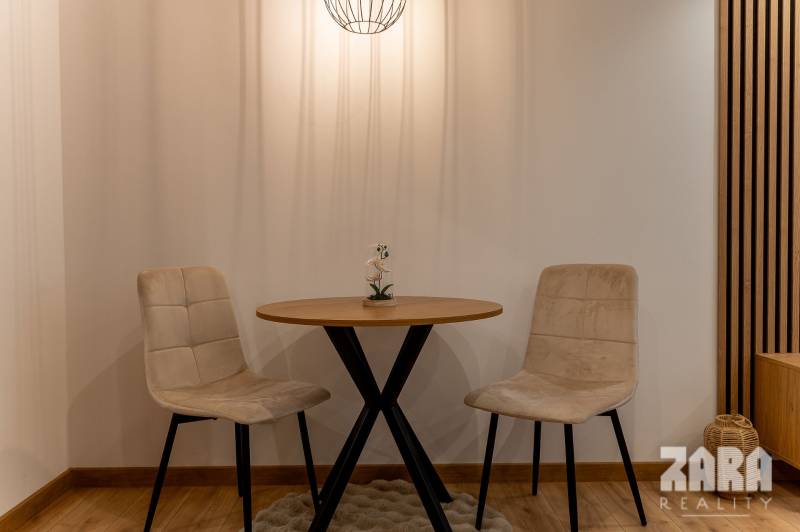 ADLEROVA- Veľmi pekný 2 izb. byt po KR. 43 m2 + loggia. Nová KR.