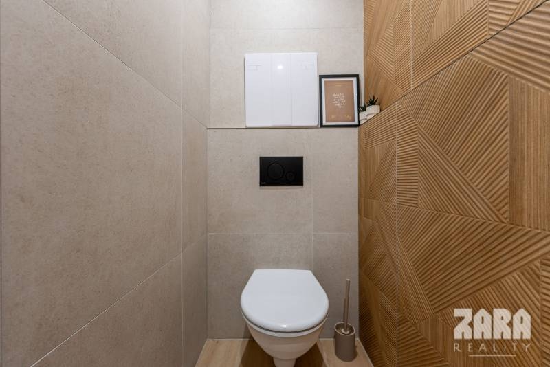 ADLEROVA- Veľmi pekný 2 izb. byt po KR. 43 m2 + loggia. Nová KR.