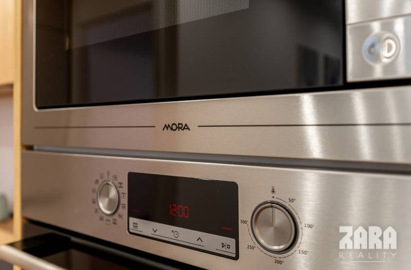 ADLEROVA- Veľmi pekný 2 izb. byt po KR. 43 m2 + loggia. Nová KR.