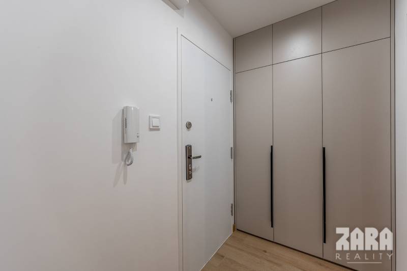 ADLEROVA- Veľmi pekný 2 izb. byt po KR. 43 m2 + loggia. Nová KR.