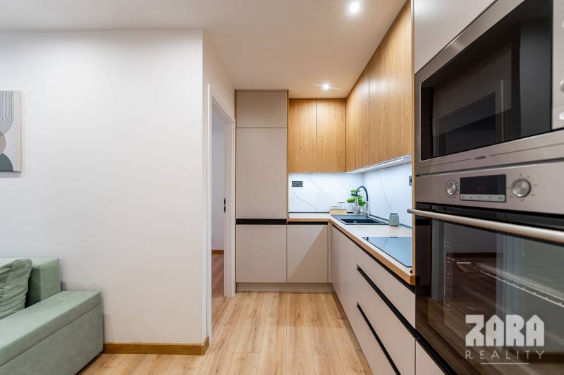 ADLEROVA- Veľmi pekný 2 izb. byt po KR. 43 m2 + loggia. Nová KR.