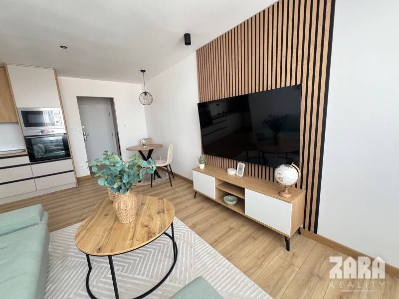 ADLEROVA- Veľmi pekný 2 izb. byt po KR. 43 m2 + loggia. Nová KR.