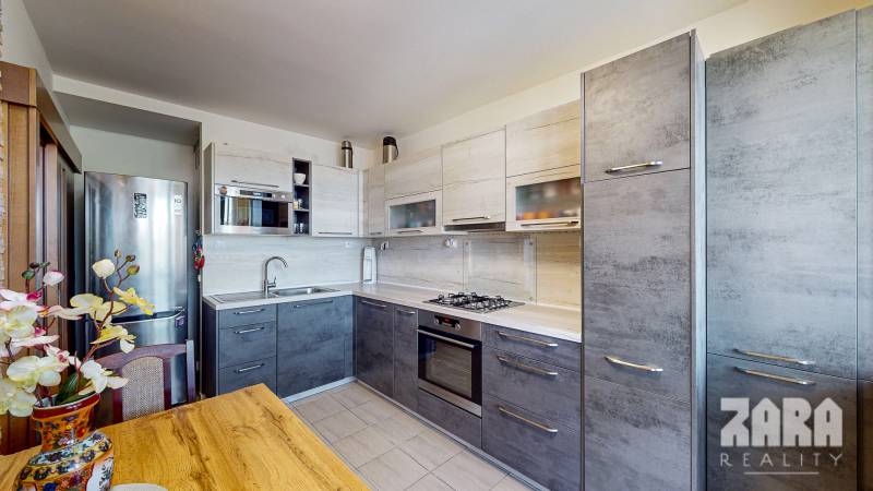 Clementisova - pekný 4.izbyt kompletná rekonštrukcia. 70 m2 +loggia