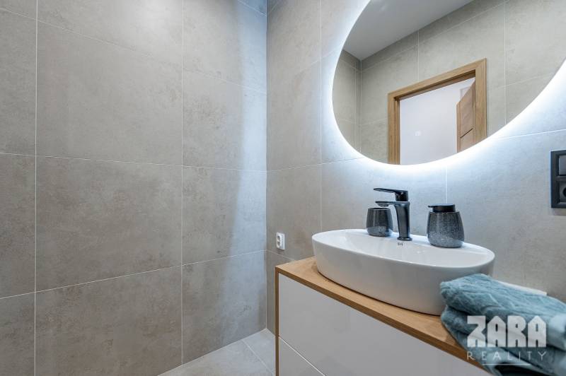 JUH - MUDROŇOVA -TOP PONUKA : 3 izb. TEHLOVÝ BYT + LOGGIA