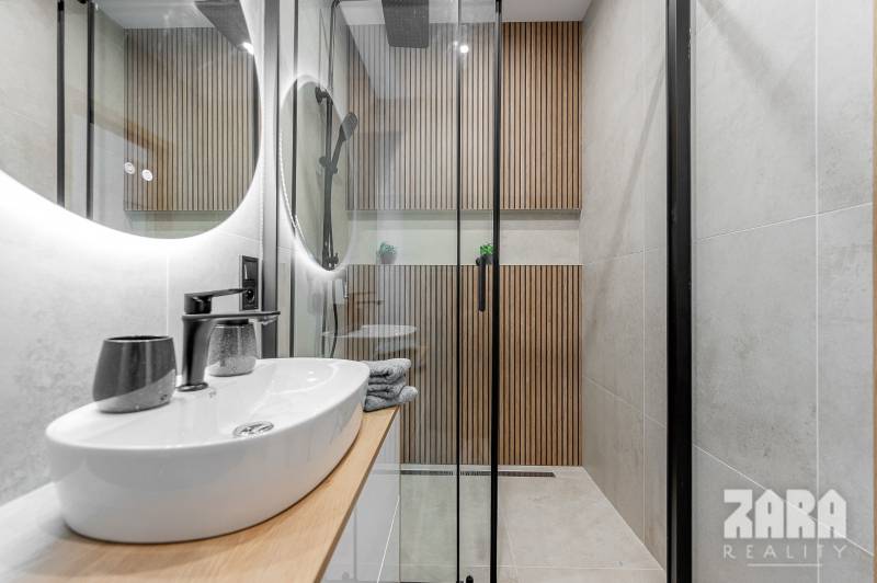 JUH - MUDROŇOVA -TOP PONUKA : 3 izb. TEHLOVÝ BYT + LOGGIA