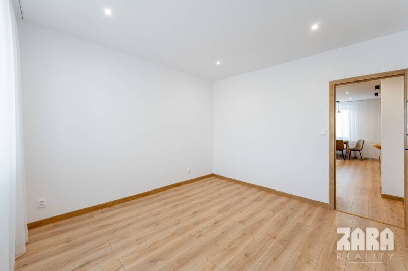 JUH - MUDROŇOVA -TOP PONUKA : 3 izb. TEHLOVÝ BYT + LOGGIA