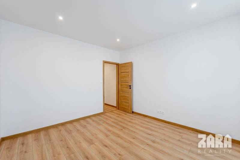 JUH - MUDROŇOVA -TOP PONUKA : 3 izb. TEHLOVÝ BYT + LOGGIA