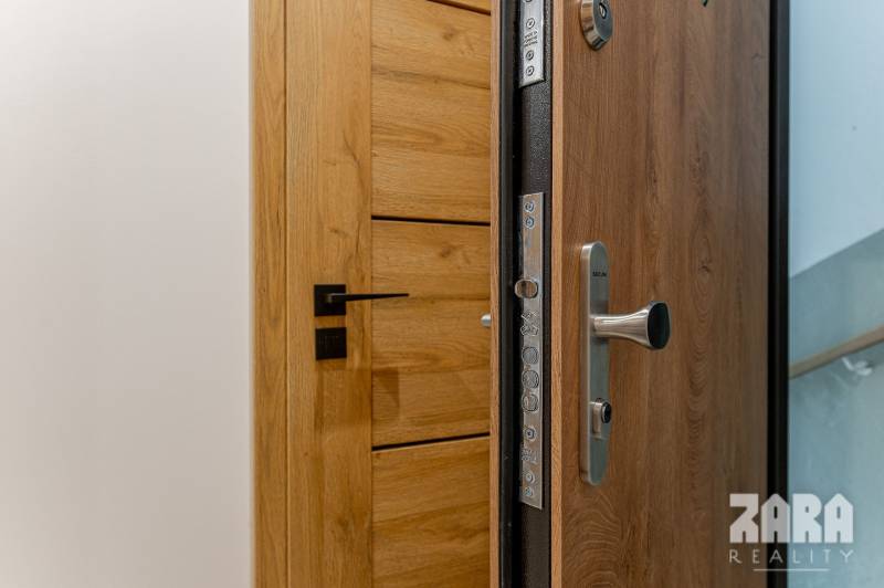 JUH - MUDROŇOVA -TOP PONUKA : 3 izb. TEHLOVÝ BYT + LOGGIA