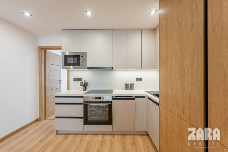 JUH - MUDROŇOVA -TOP PONUKA : 3 izb. TEHLOVÝ BYT + LOGGIA