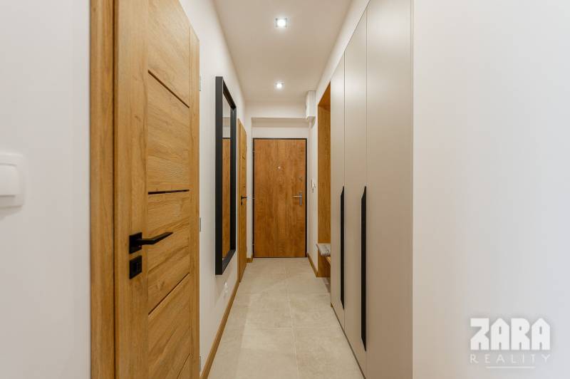 JUH - MUDROŇOVA -TOP PONUKA : 3 izb. TEHLOVÝ BYT + LOGGIA