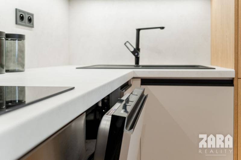 JUH - MUDROŇOVA -TOP PONUKA : 3 izb. TEHLOVÝ BYT + LOGGIA