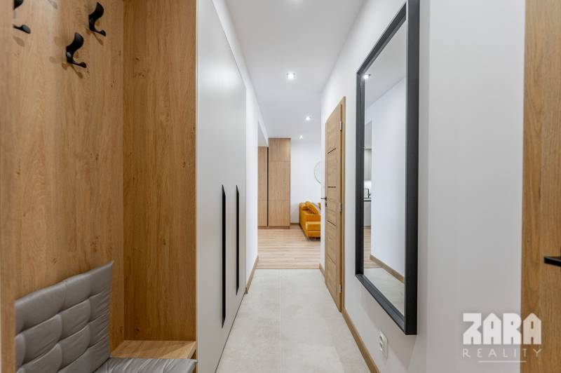 JUH - MUDROŇOVA -TOP PONUKA : 3 izb. TEHLOVÝ BYT + LOGGIA