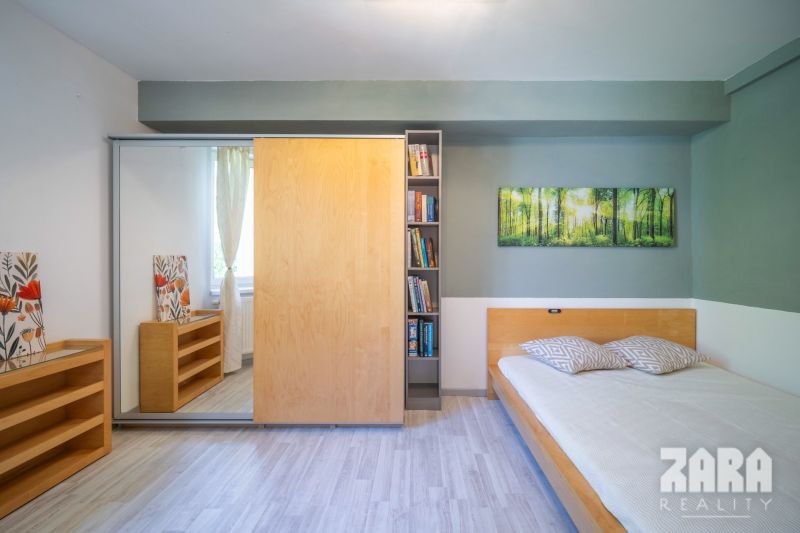 SEVER - 3 izb. TEHLOVÝ BYT 76 m²  + 12 m² BALKÓN. Možnosť kúpy garáže.