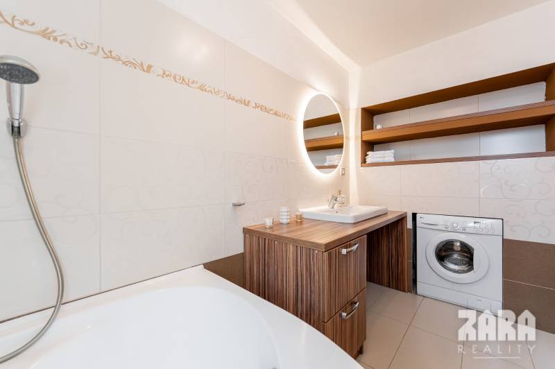 SEVER - 3 izb. TEHLOVÝ BYT 76 m²  + 12 m² BALKÓN. Byt. dom - r. 2010