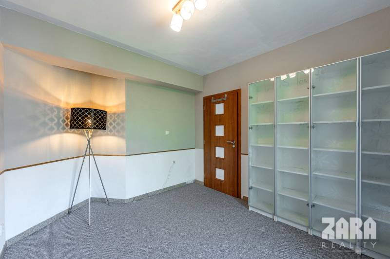 SEVER - 3 izb. TEHLOVÝ BYT 76 m²  + 12 m² BALKÓN. Možnosť kúpy garáže.