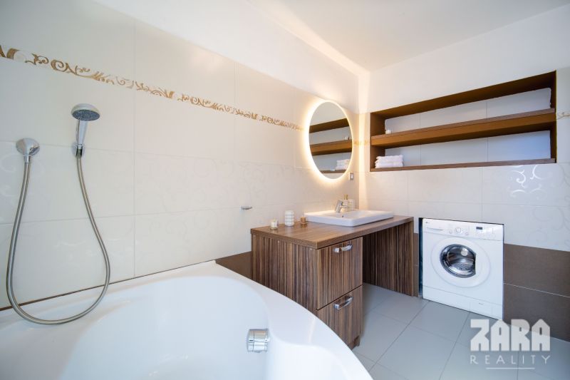 SEVER - 3 izb. TEHLOVÝ BYT 76 m²  + 12 m² BALKÓN. Možnosť kúpy garáže.