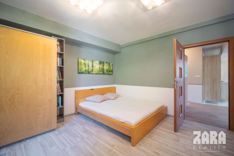 SEVER - 3 izb. TEHLOVÝ BYT 76 m²  + 12 m² BALKÓN. Možnosť kúpy garáže.