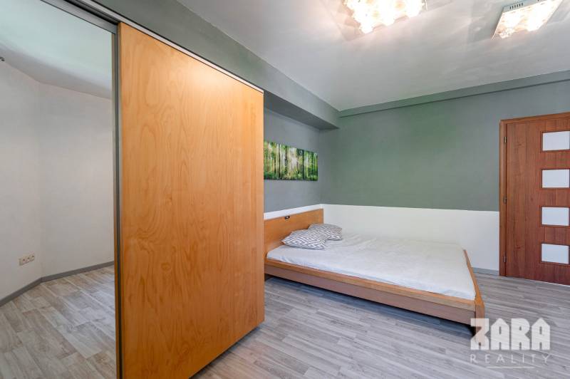 SEVER - 3 izb. TEHLOVÝ BYT 76 m²  + 12 m² BALKÓN. Možnosť kúpy garáže.