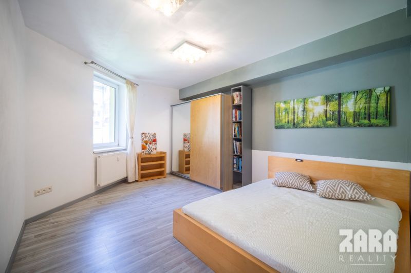 SEVER - 3 izb. TEHLOVÝ BYT 76 m²  + 12 m² BALKÓN. Možnosť kúpy garáže.