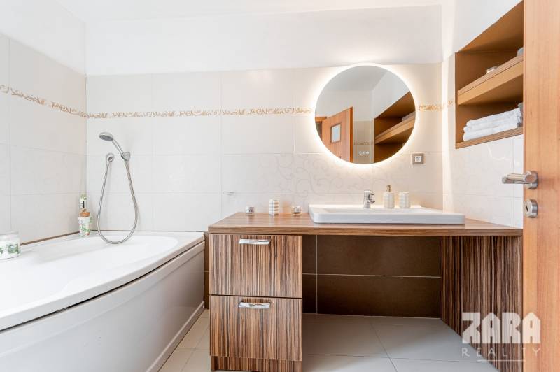 SEVER - 3 izb. TEHLOVÝ BYT 76 m²  + 12 m² BALKÓN. Byt. dom - r. 2010