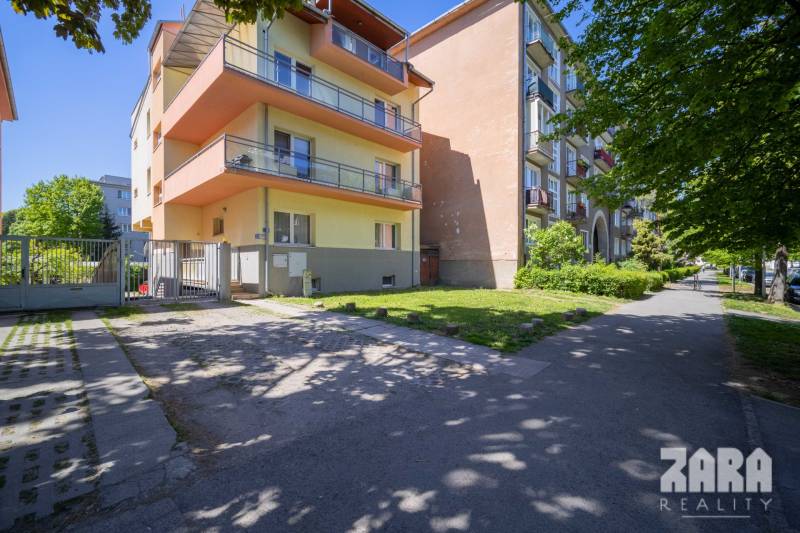 SEVER - 3 izb. TEHLOVÝ BYT 76 m²  + 12 m² BALKÓN. Možnosť kúpy garáže.