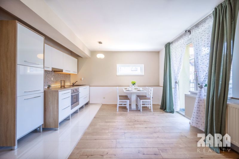 SEVER - 3 izb. TEHLOVÝ BYT 76 m²  + 12 m² BALKÓN. Možnosť kúpy garáže.