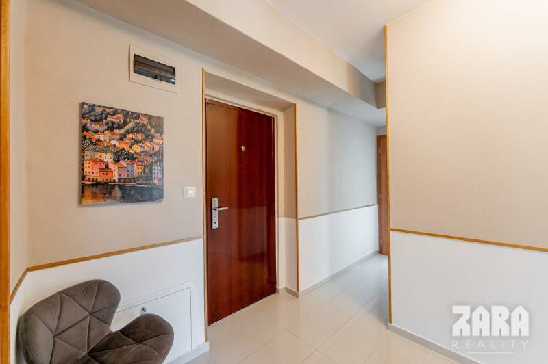 SEVER - 3 izb. TEHLOVÝ BYT 76 m²  + 12 m² BALKÓN. Možnosť kúpy garáže.