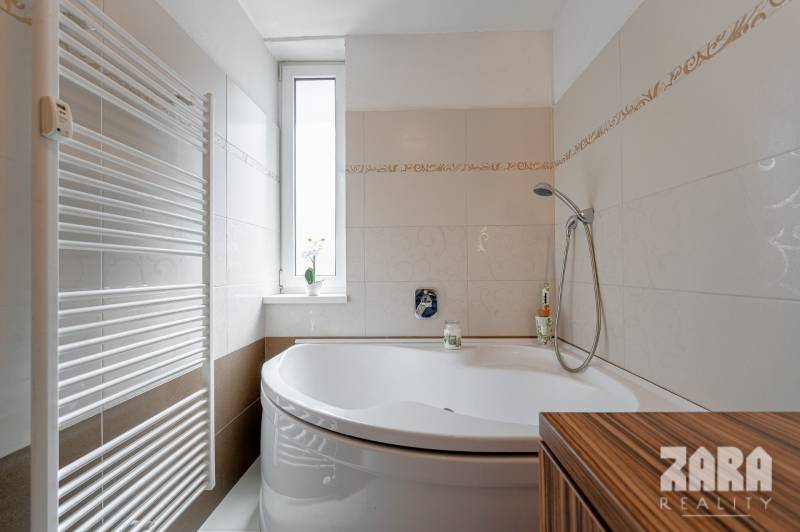 SEVER - 3 izb. TEHLOVÝ BYT 76 m²  + 12 m² BALKÓN. Možnosť kúpy garáže.