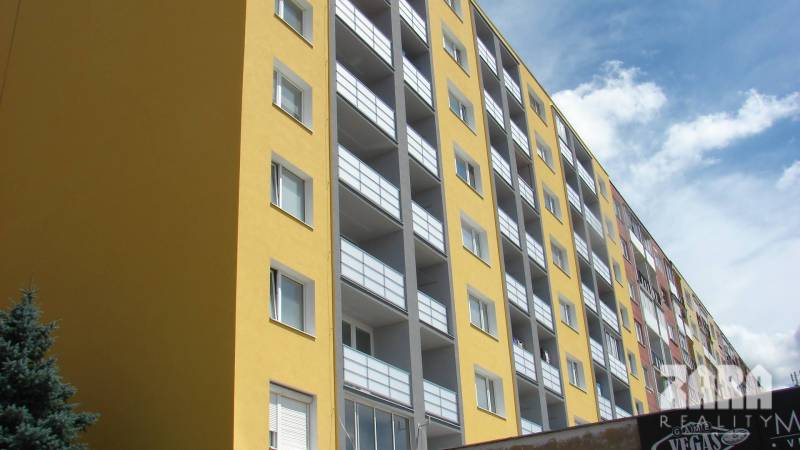 Ťahanovce - 4 izbový byt,  82 m2 + loggia. Krásny výhľad na mesto