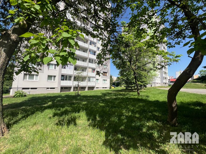 Ťahanovce - JUHOSLOVANSKÁ, veľký 3 izbový byt, logia, kumbál
