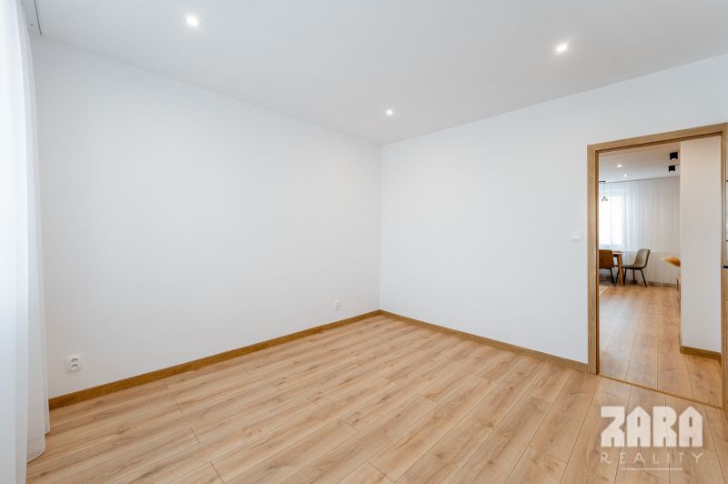 JUH - nová moderná KR. ZARIADENÝ TEHLOVÝ BYT  56 m2 + veľký BALKÓN