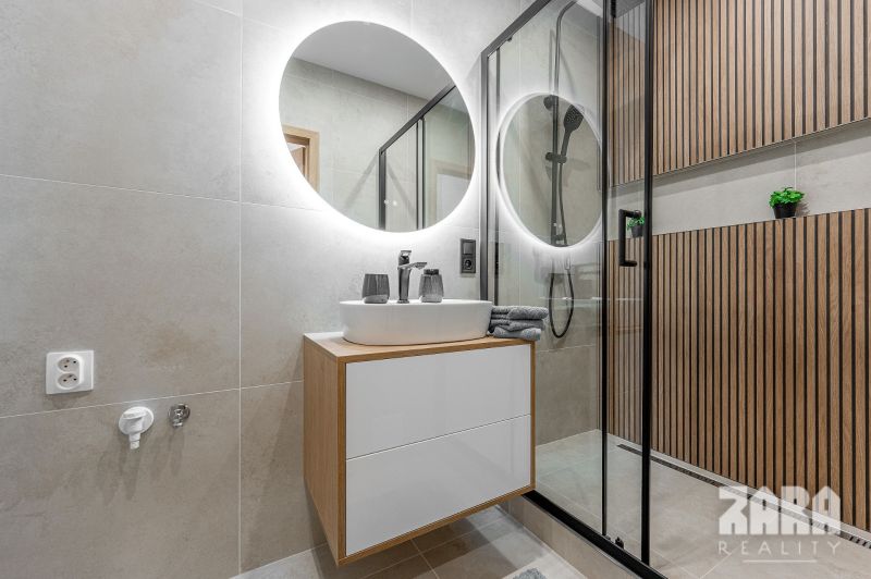 JUH - nová moderná KR. ZARIADENÝ TEHLOVÝ BYT  56 m2 + veľký BALKÓN