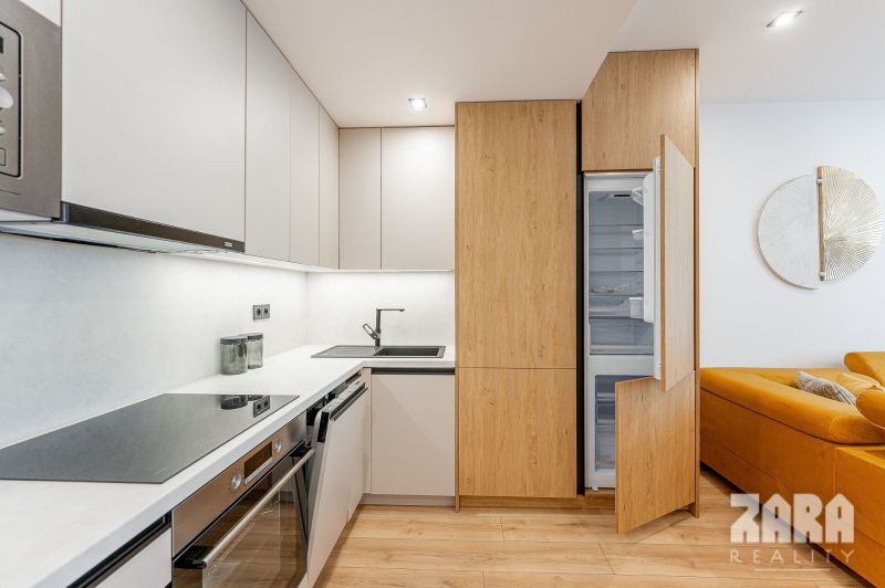 JUH - nová moderná KR. ZARIADENÝ TEHLOVÝ BYT  56 m2 + veľký BALKÓN