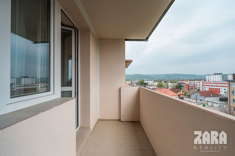JUH - nová moderná KR. ZARIADENÝ TEHLOVÝ BYT  56 m2 + veľký BALKÓN