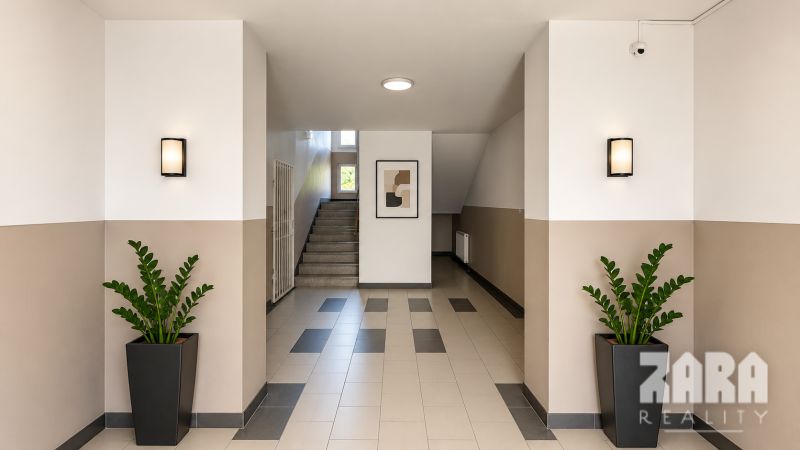 Západ -Terasa -  veľký 1 izbový byt ul. Popradská 84 B,  KR, 38 m2. 