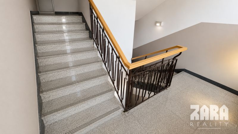Západ -Terasa -  veľký 1 izbový byt ul. Popradská 84 B,  KR, 38 m2. 