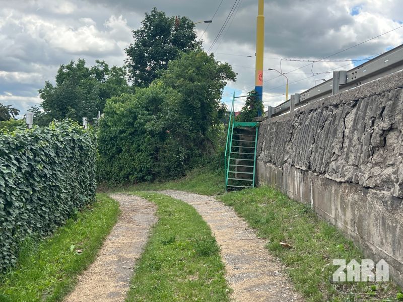 JUH - ALEJOVA pekná záhrada na odstúpenie užívateľských práv. 386 m2.