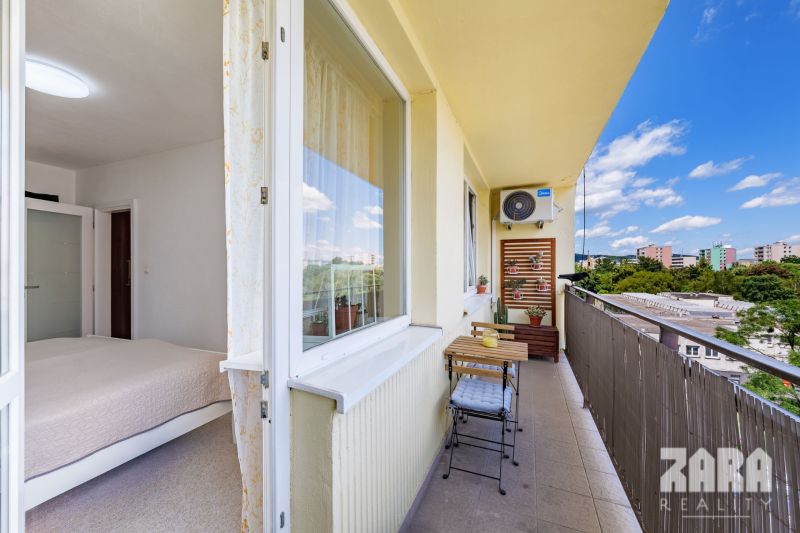 Terasa - Štýlový 3 izb. byt ul. Gudernova, 57 m2, loggia. ZARIADENÝ.KR