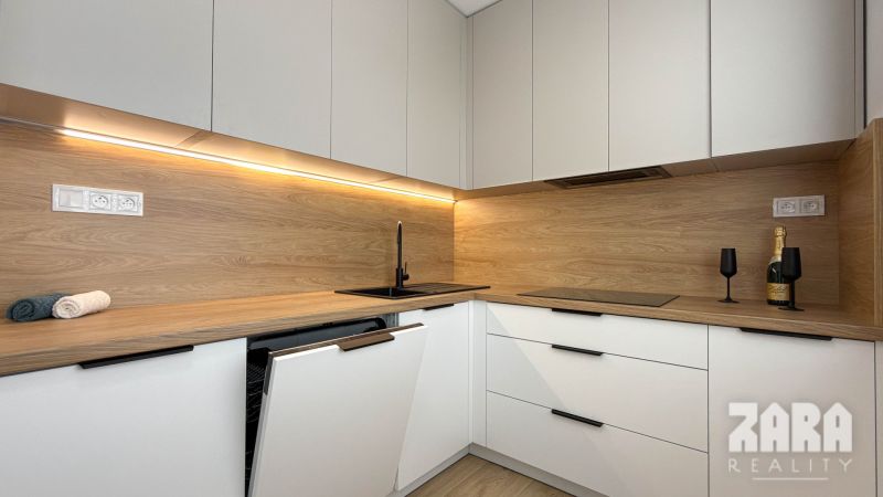 TERASA - Michalovska - pekný 3 izbový byt po novej KR. 68 m2 + BALKÓN