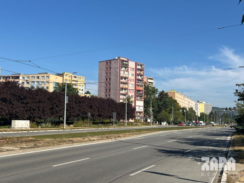 Trieda SNP - 3 izb. byt 55 m2 + loggia. ZARIADENÝ. KÚPOU VOĽNÝ