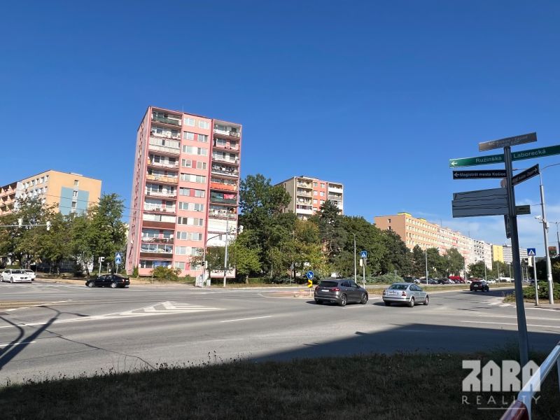 Trieda SNP - 3 izb. byt 55 m2 + loggia. ZARIADENÝ. KÚPOU VOĽNÝ