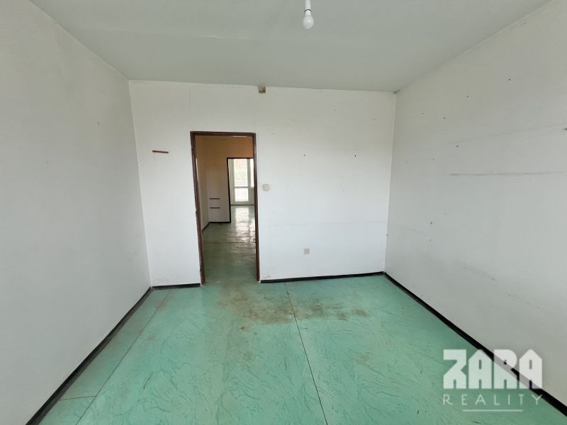 Družicova - 3 izbovy byt pražský typ, 69 m2 + loggia. Pôvodný stav.